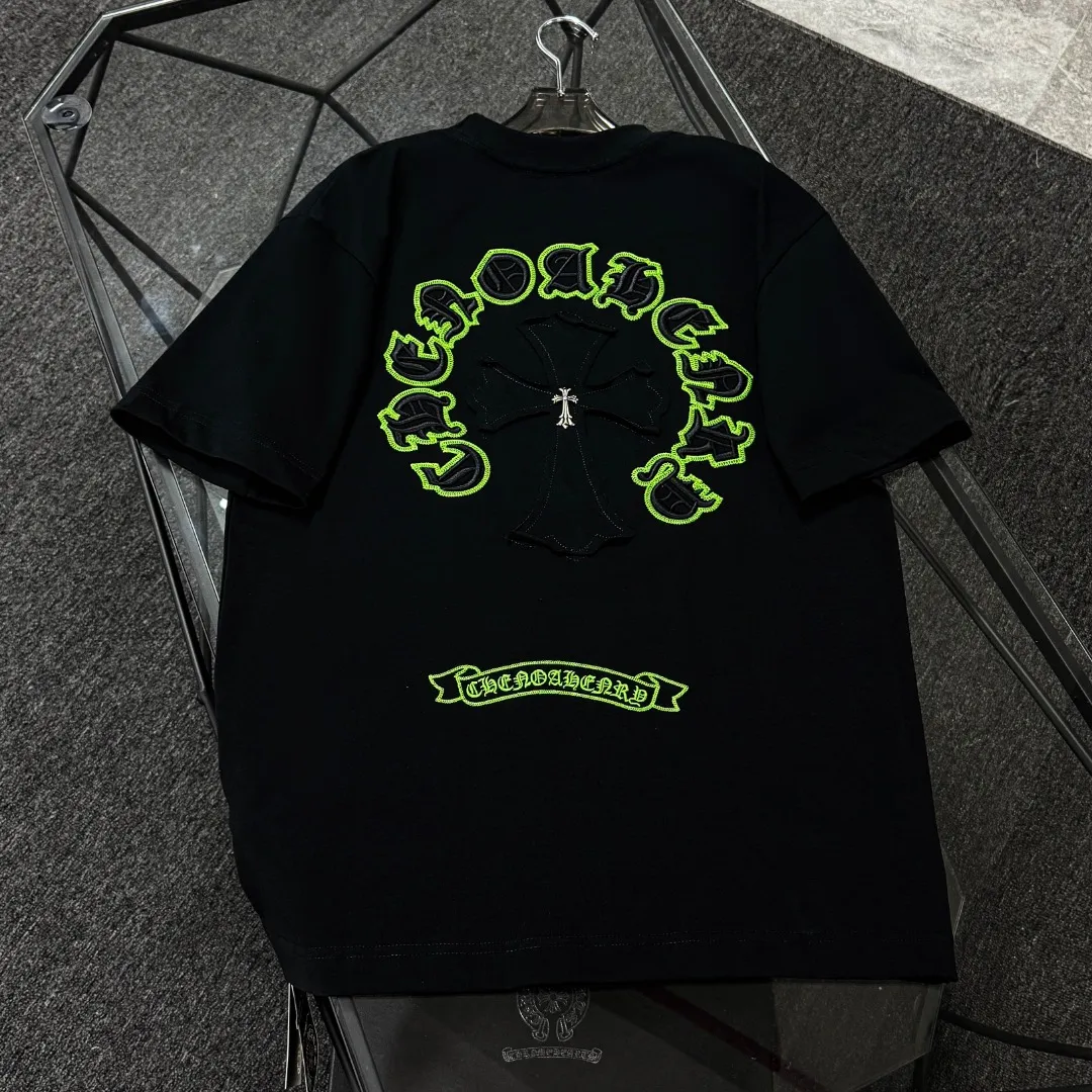 P180 Chrome Hearts 25 high-end versions. The fabric is made of 300 grams of high-density pure cotton. It does not deform or shrink. It has three labels. It is the same style for men and women. Technology: patch embroidery + original development hardware. Color: white, black. SIZE: S-XL.